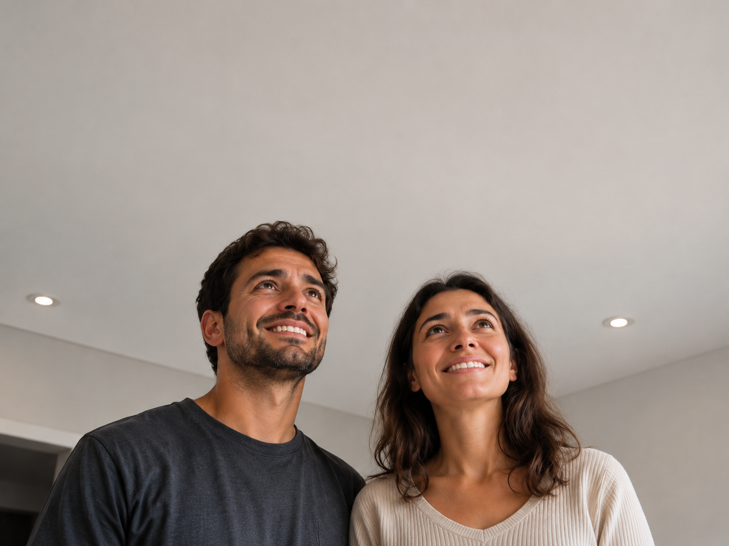 Casal feliz com o gesso reparado