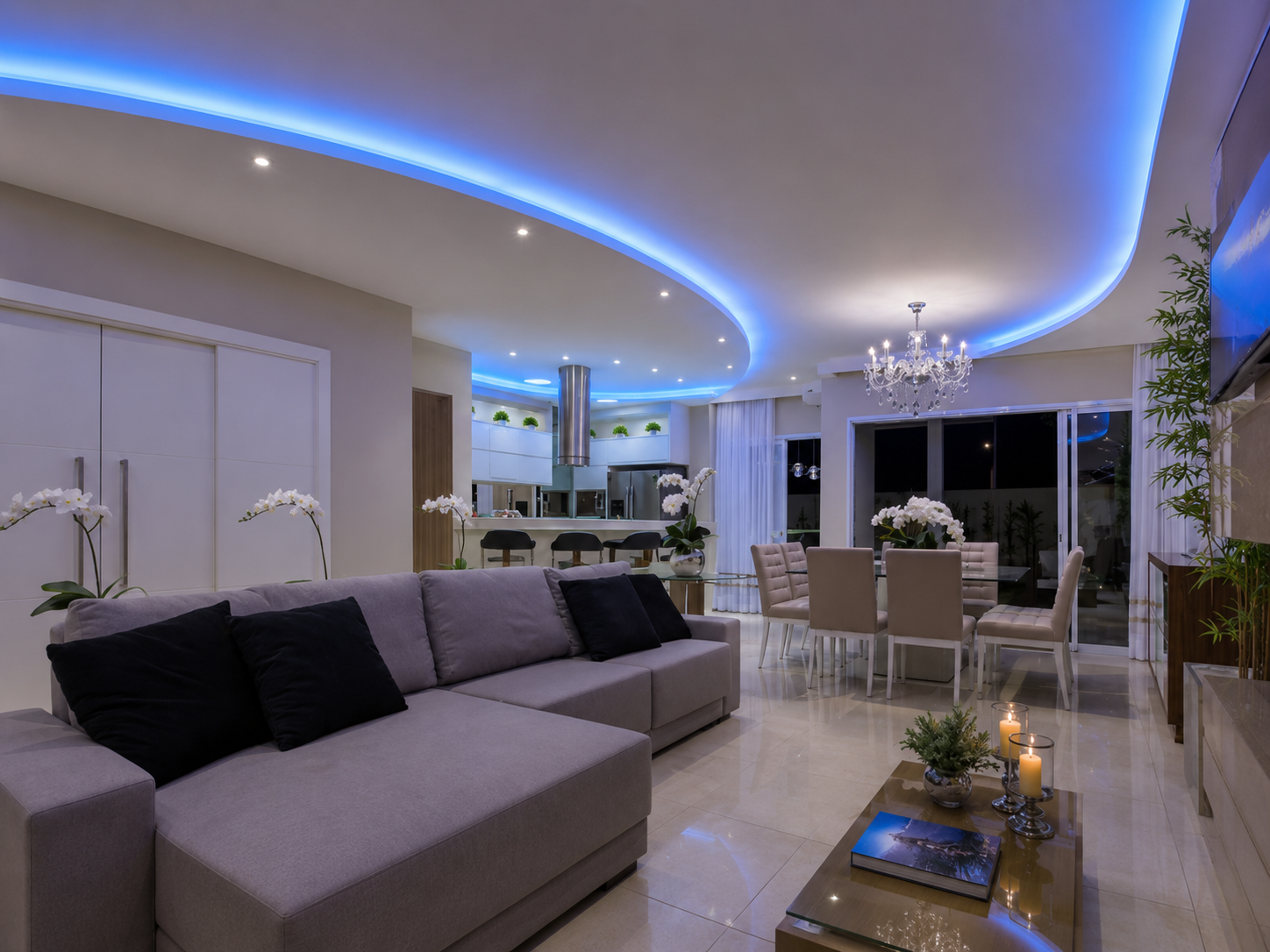 Forro de gesso com sanca aberta e iluminação perimetral em sala
