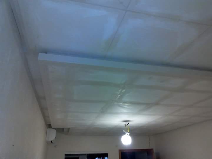Nicho de gesso para painel de TV com iluminação indireta